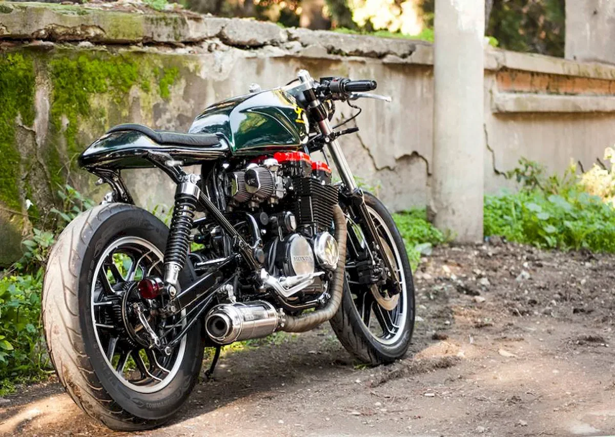 Cafe Racer galeri çekimleri, dış mekan sağ yandan