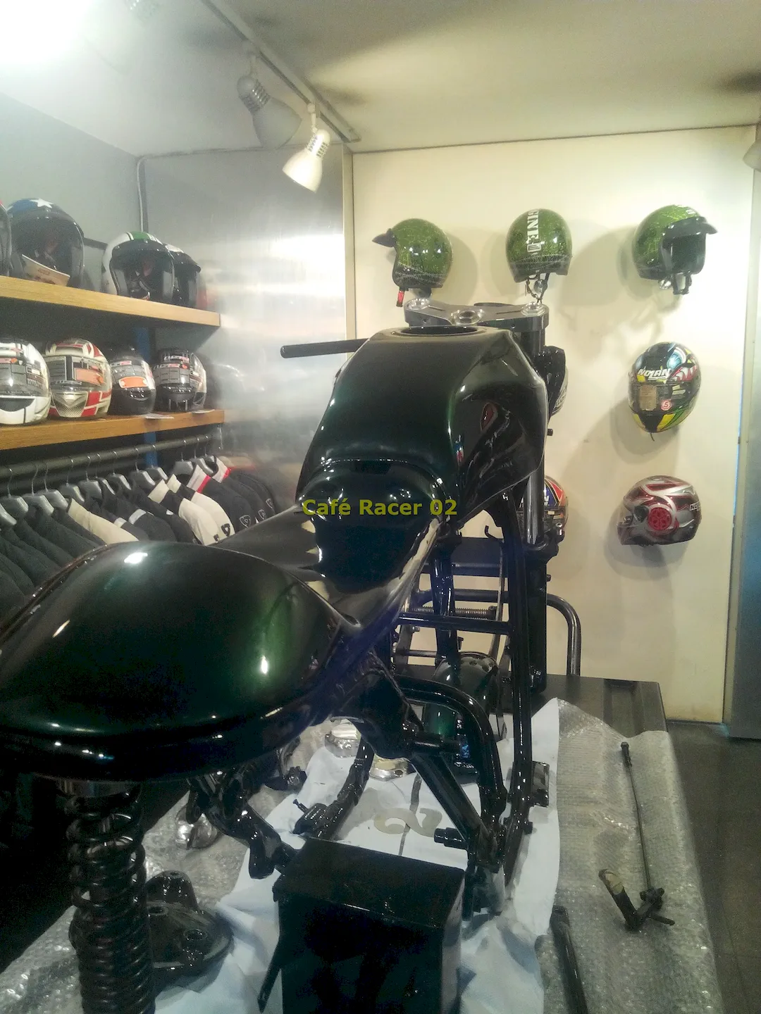 Café Racer 02 motosiklet-boyadan geliş- kuyruk ve depo şasiye yerleştirilmiş halde