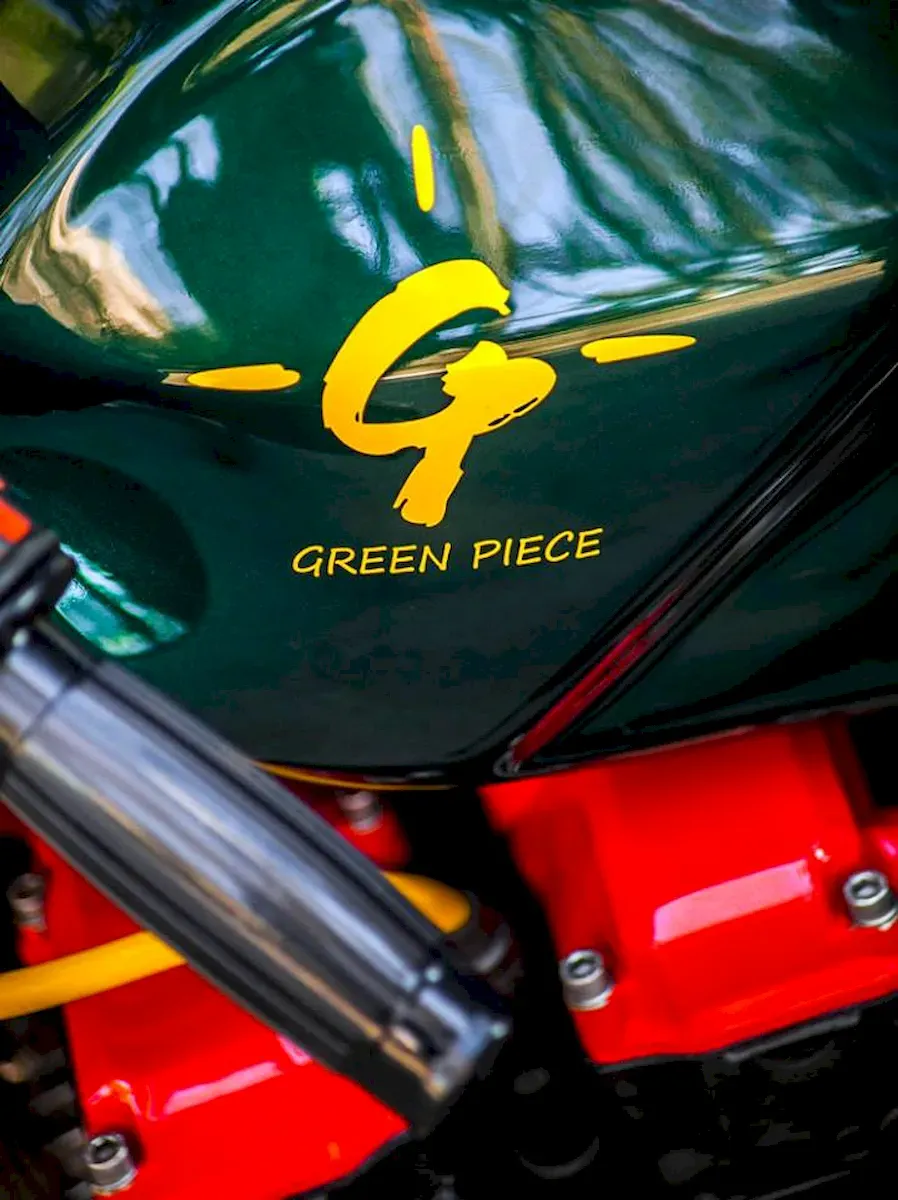 Café Racer 02 motosiklet-depo sol taraf Green Piece logo