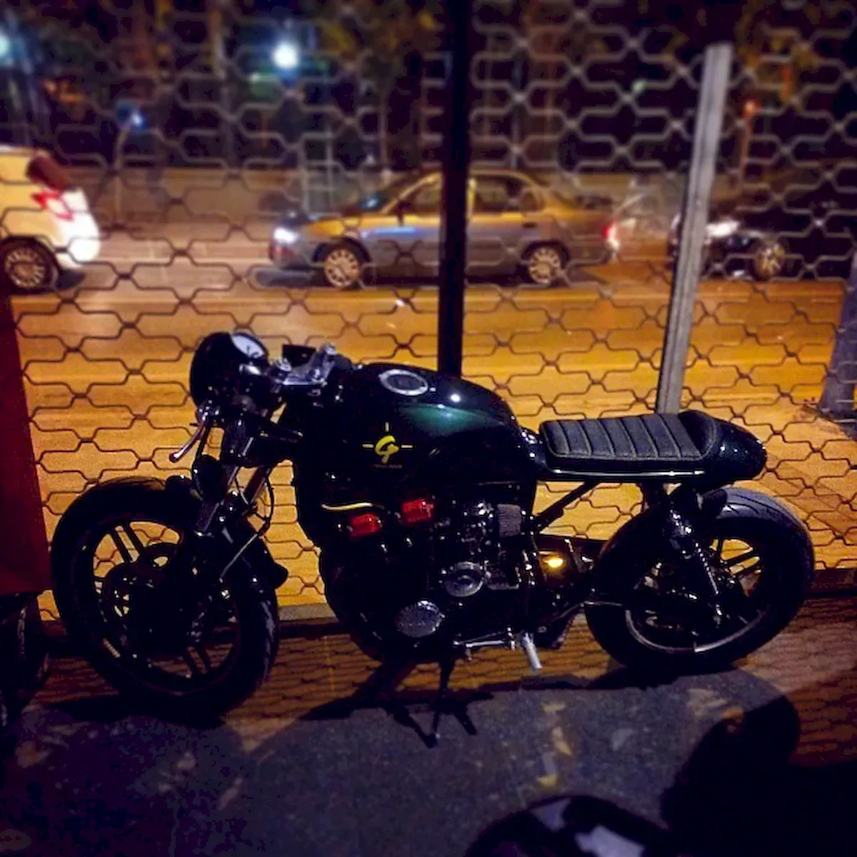 Café Racer 02 motosiklet-sol yan MotoStop içinden gece