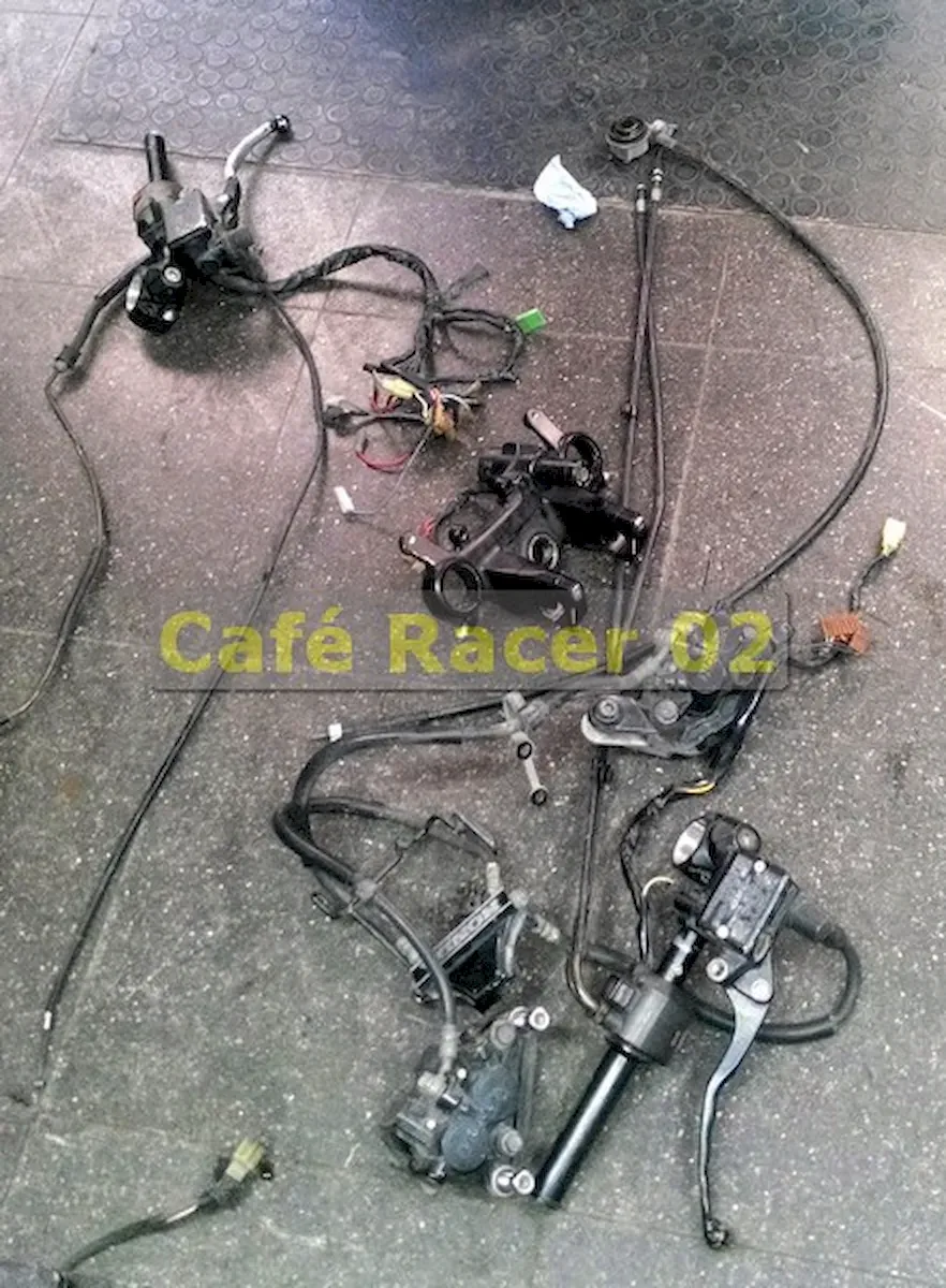 Café Racer motosiklet yapımı, söküm, kütük, elcik, teller sökük yerde