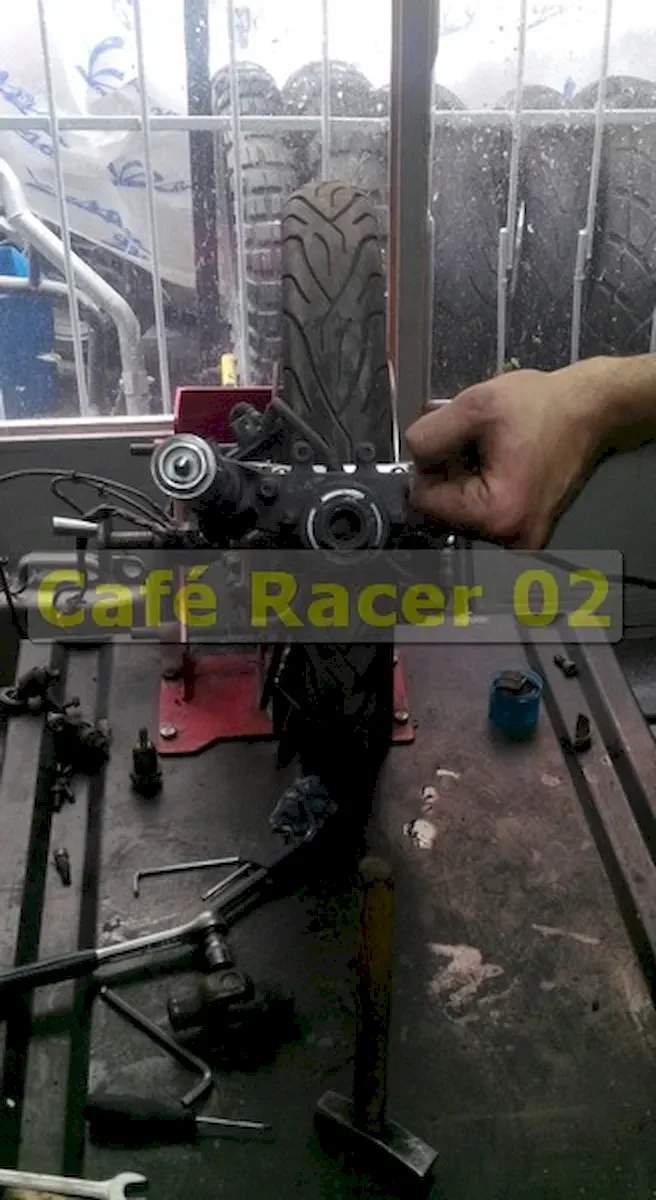 Café Racer motosiklet yapımı, söküm, ön mesnet detay
