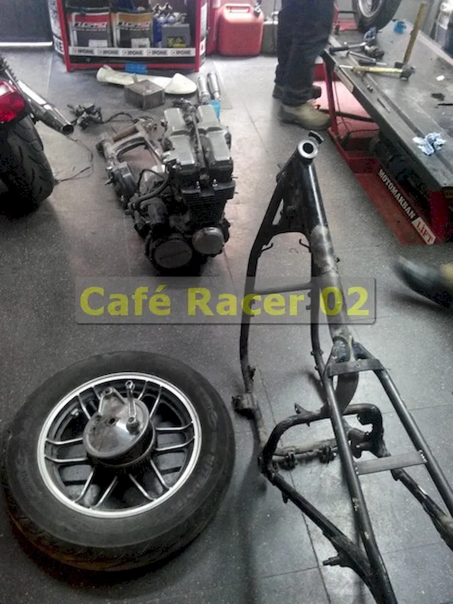 Café Racer motosiklet yapımı, söküm, şase, motor bloğu ve arka tekerlek sökülü yerde ayrı ayrı duruyor