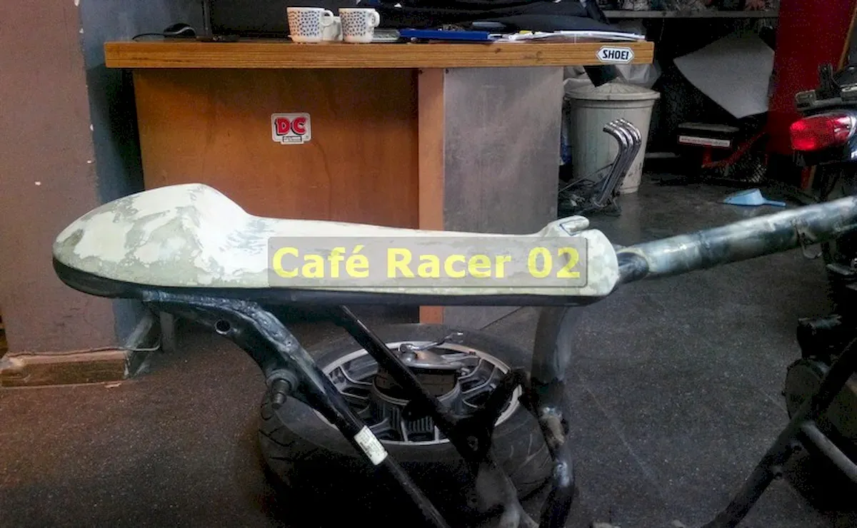 Café Racer 02, sele yapımı, şasi üzeri fiber sele altı