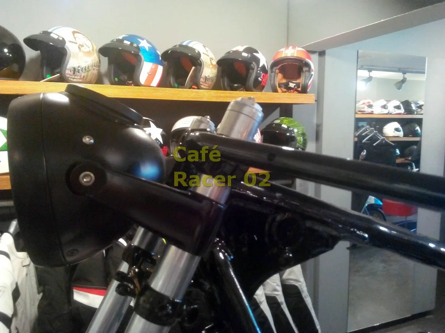 Café Racer 02 motosiklet-boyadan geliş, gidon kolu ve far yandan detay çekimi