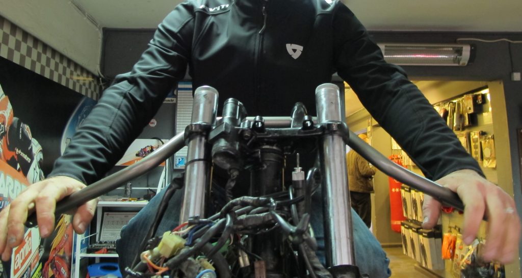 cafe racer tasarım fikirleri, sele yüksekliği ve şekli deneme, önden