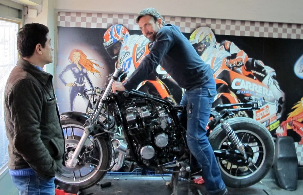 cafe racer tasarım fikirleri, sele yüksekliği ve şekli deneme, sol yandan